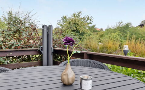 Voitto - 150M from the Sea: Toit, Maison, Lot Terre, Domicile, Chalet, Biens, Batiments Jardin, Ombre, Cabane En Rondins, Aménagement Paysager