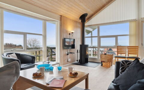 Paaske - 350M from the Sea: Bois, Maison, Chalet, Domicile, Toit, Zone Rurale, Siding, Cabane En Rondins, Batiments Jardin, Dur