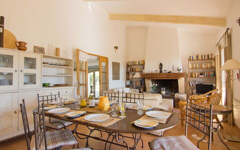 Les Cairnes: Pièce, Propriété, Meubles, Design Intérieur, Bâtiment, Jaune, Salle À Manger, Table, Maison, Immobilier