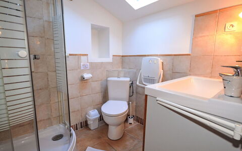 Les Cairnes: Luminaire Plomberie, Salle De Bains, Sol, Sol, Design Intérieur, Évier, Lavabo, Robinet, Plomberie, Toilette