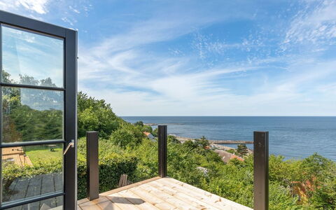 Thormoth - 200M from the Sea: Meubles, Design Intérieur, Chaise, Sol, Table, Recours, Sol, Plafond, Pièce, Eco Hôtel