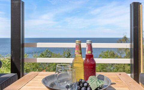 Thormoth - 200M from the Sea: Meubles, Design Intérieur, Chaise, Sol, Table, Recours, Sol, Plafond, Pièce, Eco Hôtel