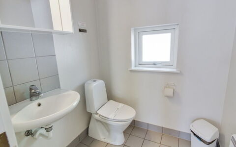 Dilan - 600M from the Sea: Siège De Toilette, Mur, Toilette, Luminaire Plomberie, Sol, Sol, Salle De Bains, Plomberie, Composite, Évier