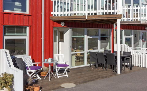 Halldora - 10M from the Sea: Mobilier De Jardin, Ombre, Balcon, Chaise, Porche, Plate-Forme, Tableau De Plein Air, Pot De Fleur, Table Cuisine Et Salle A Manger, Plante D'Appartement
