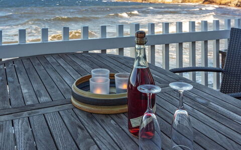Halldora - 10M from the Sea: Meubles, Mer, Table, Côte, Nuage, Bar, Cotiers Et Relief Océaniques, Océan, Chaise, Drinkware