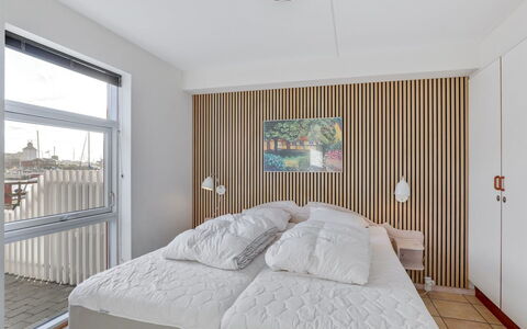 Halldora - 10M from the Sea: Design Intérieur, Sol, Sol, Meubles, Bois, Plafond, Chambre, Lit, Textile, Pièce