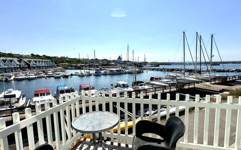 Otis - 10M from the Sea: Bâtiment, Maison, Zone Résidentielle, Domicile, Arbuste, Toit, Chalet, Biens, Jardin