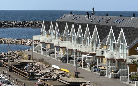 Otis - 10M from the Sea: Bâtiment, Maison, Zone Résidentielle, Domicile, Arbuste, Toit, Chalet, Biens, Jardin