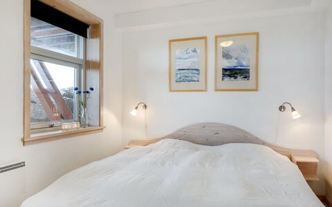 Otis - 10M from the Sea: Lit, Chambre, Design Intérieur, Mur, Drap De Lit, Literie, Sol, Bois, Plafond, Meubles