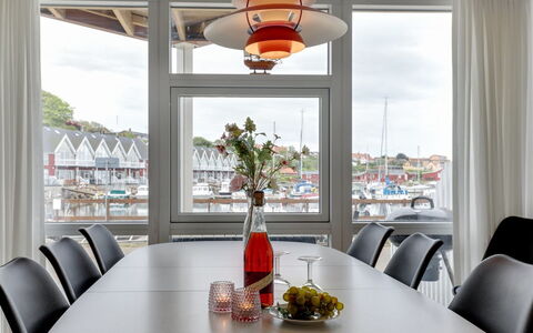 Otis - 10M from the Sea: Design Intérieur, Meubles, Plafond, Chaise, Table, Sol, Sol, Table Cuisine Et Salle A Manger, Salle À Manger, Luminaire