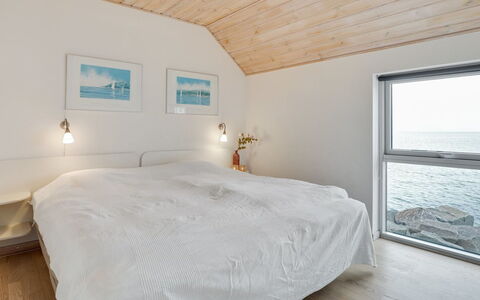 Otis - 10M from the Sea: Bois, Sol, Sol, Chambre, Plafond, Design Intérieur, Lit, Linge, Meubles, Drap De Lit
