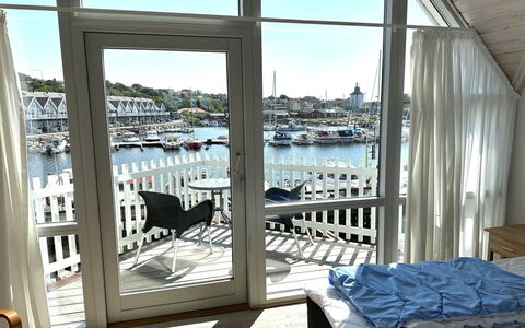 Otis - 10M from the Sea: Appartement, Balcon, Mobilier De Jardin, Plate-Forme, Porche, Pot De Fleur, Chaise, Plante D'Appartement, Dur, Aluminium
