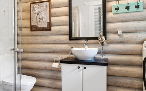 Heli - 200M from the Sea: Bois, Luminaire Plomberie, Sol, Design Intérieur, Salle De Bains, Sol, Plomberie, Siège De Toilette, Toilette, Évier