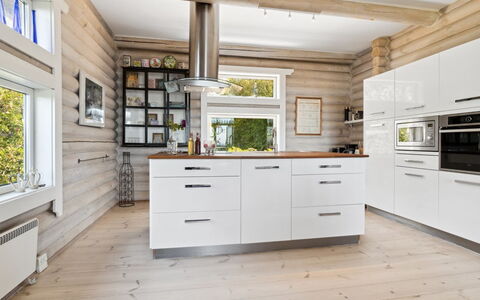 Heli - 200M from the Sea: Cuisine, Sol, Bois, Comptoir, Design Intérieur, Cabinetry, Parquet, Sol, Meubles, Domicile