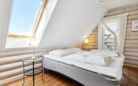 Heli - 200M from the Sea: Bois, Chambre, Design Intérieur, Lit, Sol, Plafond, Literie, Linge, Drap De Lit, Grenier