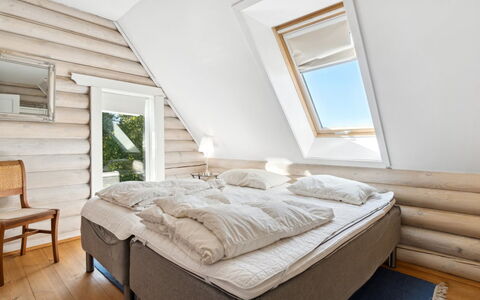 Heli - 200M from the Sea: Bois, Chambre, Lit, Meubles, Literie, Drap De Lit, Linge, Dur, Cadre De Lit, Plafond