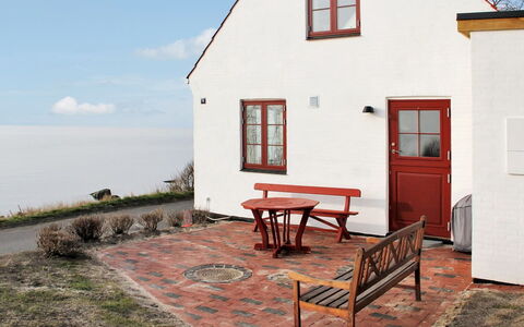 Uschi - 15M from the Sea: Bâtiment, Maison, Fenêtre, Domicile, Toit, Zone Résidentielle, Arbuste, Chalet, Lot Terre