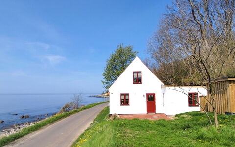 Uschi - 15M from the Sea: Bâtiment, Maison, Fenêtre, Domicile, Toit, Zone Résidentielle, Arbuste, Chalet, Lot Terre