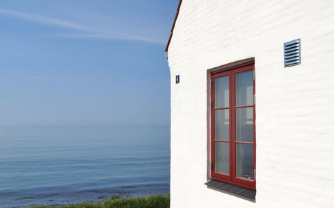Uschi - 15M from the Sea: Bâtiment, Maison, Fenêtre, Domicile, Toit, Zone Résidentielle, Arbuste, Chalet, Lot Terre