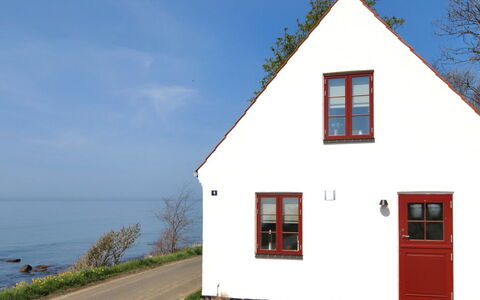 Uschi - 15M from the Sea: Bâtiment, Maison, Fenêtre, Domicile, Toit, Zone Résidentielle, Arbuste, Chalet, Lot Terre
