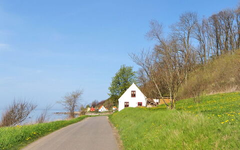 Uschi - 15M from the Sea: Bâtiment, Maison, Fenêtre, Domicile, Toit, Zone Résidentielle, Arbuste, Chalet, Lot Terre