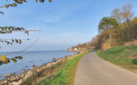 Uschi - 15M from the Sea: Bâtiment, Maison, Fenêtre, Domicile, Toit, Zone Résidentielle, Arbuste, Chalet, Lot Terre