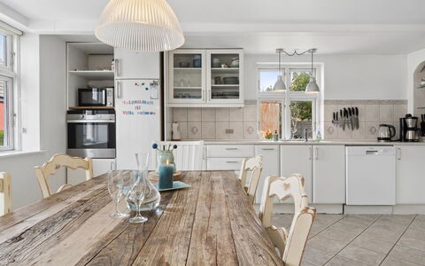 Heleen - 100M from the Sea: Meubles, Design Intérieur, Cuisine, Sol, Sol, Bois, Plafond, Comptoir, Luminaire, Cabinetry