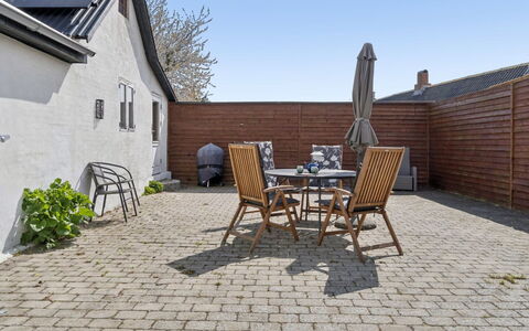 Heleen - 100M from the Sea: Toit, Maison, Domicile, Chalet, Siding, Biens, Allée, Batiments Jardin, Cour, Cabanon