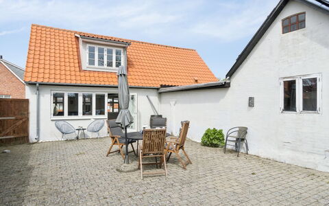 Heleen - 100M from the Sea: Toit, Maison, Domicile, Chalet, Siding, Biens, Allée, Batiments Jardin, Cour, Cabanon