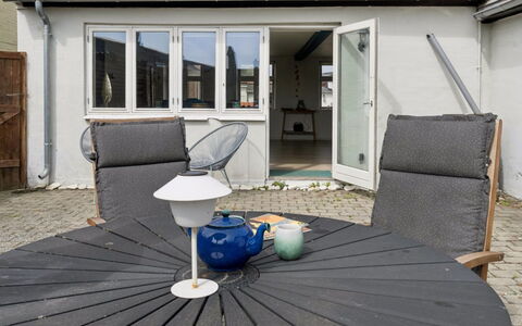 Heleen - 100M from the Sea: Toit, Maison, Domicile, Chalet, Siding, Biens, Allée, Batiments Jardin, Cour, Cabanon