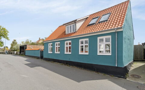 Heleen - 100M from the Sea: Toit, Maison, Domicile, Chalet, Siding, Biens, Allée, Batiments Jardin, Cour, Cabanon