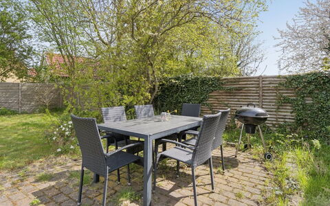 Heleen - 100M from the Sea: Toit, Maison, Domicile, Chalet, Siding, Biens, Allée, Batiments Jardin, Cour, Cabanon