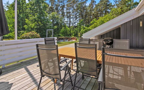 Nikoletta - 250M from the Sea: Bois, Porche, Plate-Forme, Mobilier De Jardin, Composite, Dur, Chaise, Ombre, Parquet, Planche