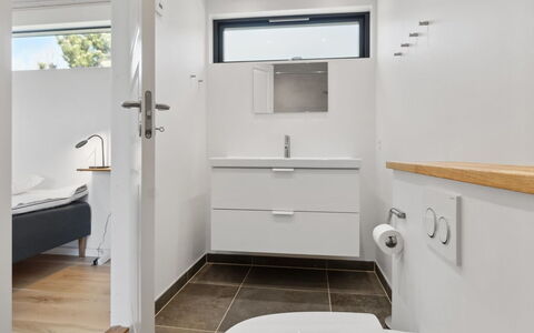 Gonne - 350M from the Sea: Luminaire Plomberie, Lavabo, Salle De Bains, Sol, Design Intérieur, Évier, Sol, Armoire De Toilette, Robinet, Plomberie