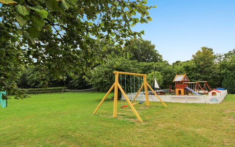 Senija - 250M from the Sea: Toboggan, Herbe, Équipement Extérieur Play, Espace Public, Chute, Plaine, Établissements Humains, Terrain De Jeux, Parc, Jardin