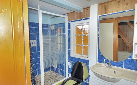 Senija - 250M from the Sea: Luminaire Plomberie, Sol, Sol, Salle De Bains, Lavabo, Plomberie, Design Intérieur, Évier, Pièce, Porte