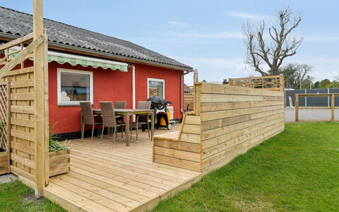 Kiana - 250M from the Sea: Bois, Maison, Chalet, Domicile, Toit, Zone Rurale, Siding, Cabane En Rondins, Batiments Jardin, Dur