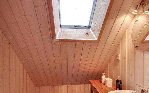 Melusine - 200M from the Sea: Maison, Domicile, Toit, Chalet, Arbuste, Siding, Porte, Jardin, Ferme