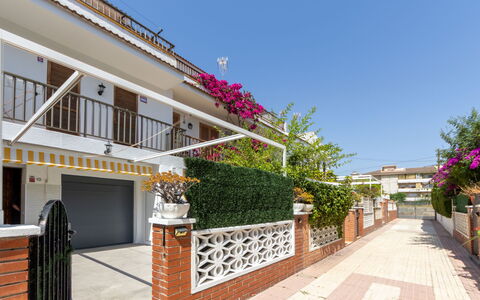 Gardenia: Ciel, Bâtiment, Plante, Fleur, Maison, Design Urbain, Quartier, Ombre, Fenêtre, Zone Résidentielle