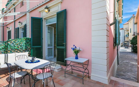 San Vincenzo 644: Propriété, Meubles, Bâtiment, Plante, Table, Fenêtre, Pot De Fleur, Surface De La Route, Chaise, Ombre