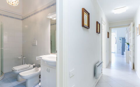 San Vincenzo 644: Miroir, Propriété, Bâtiment, Luminaire Plomberie, Évier, Robinet, Éclairage, Design Intérieur, Salle De Bains, Siège De Toilette