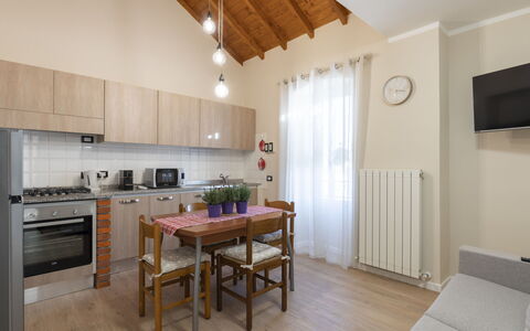 La Masina: Propriété, Meubles, Cabinetry, Table, Comptoir, Bois, Appareil De Cuisine, Design Intérieur, Cuisinière, Bâtiment