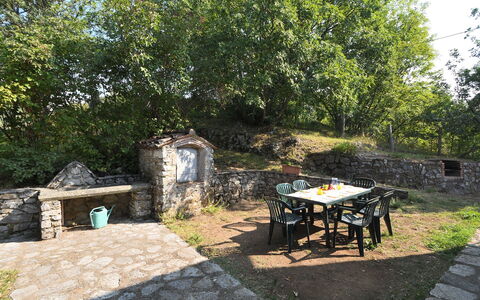 Villa Antelminelli: Plante, Communauté Des Plantes, Meubles, Table, Arbre, Ombre, Mobilier De Jardin, Tableau De Plein Air, Chaise, Table Cuisine Et Salle A Manger