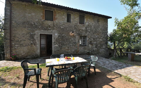 Villa Antelminelli: Plante, Propriété, Bâtiment, Meubles, Fenêtre, Table, Ciel, Arbre, Chaise, Tableau De Plein Air