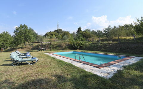 Villa Antelminelli: Ciel, L'Eau, Piscine, Nuage, Ombre, Paysage Naturel, Arbre, Rectangle, Mobilier De Jardin, Loisir