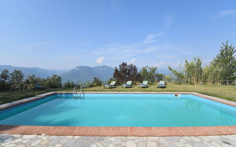 Villa Antelminelli: L'Eau, Ciel, Piscine, Nuage, Rectangle, Ombre, Loisir, Arbre, Herbe, Composite