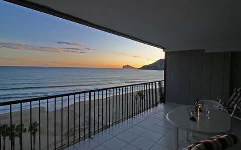 Calpe Playa: L'Eau, Ciel, Meubles, Nuage, Chaise, Bâtiment, Table, Ombre, Bois, Maison