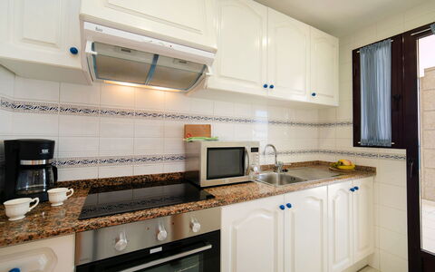 Calpe Playa: Comptoir, Cabinetry, Appareil De Cuisine, Bâtiment, Cuisinière, Électroménager, Cuisine, Bois, Sol, Sol