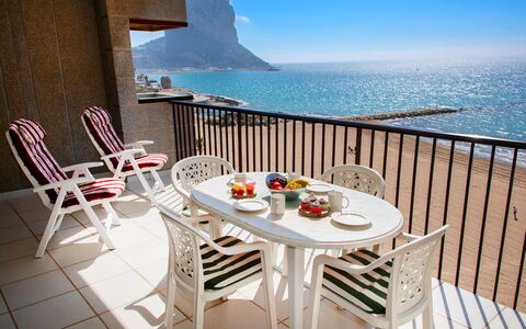Calpe Playa: L'Eau, Table, Meubles, Ciel, Propriété, Chaise, Bâtiment, Bleu Azur, Vaisselle, Station Balnéaire