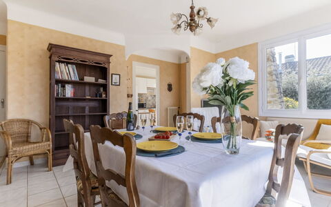 Les Albatros: Table, Meubles, Propriété, Comptoir, Vaisselle, Cabinetry, Aliments, Plante, Fenêtre, Chaise